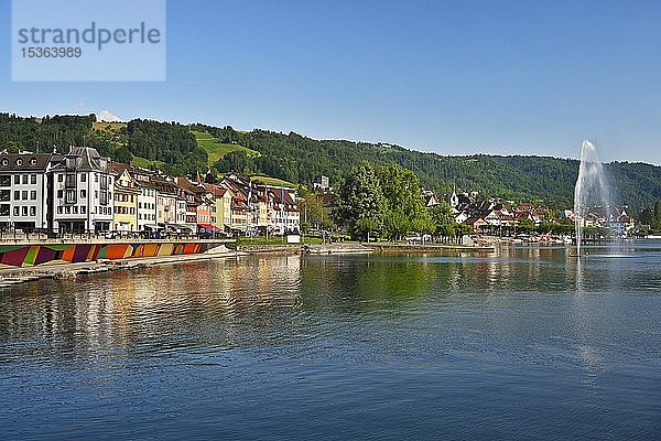 Vorort mit Katastrophenbucht  Altstadt mit Brunnen im Hintergrund  Zuger See  Zug  Kanton Zug  Schweiz  Europa