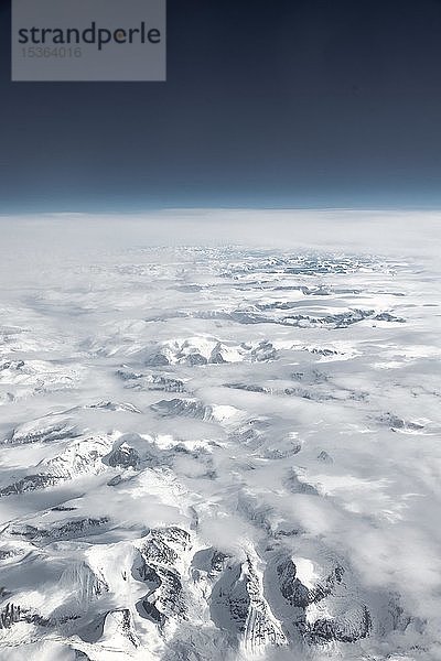 Blick aus dem Flugzeug auf schneebedeckte Berglandschaft  Horizont  Vogelperspektive  Grönland  Nordamerika