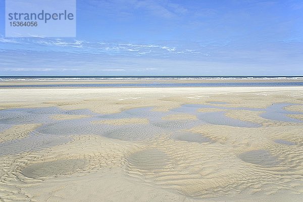 Strand bei Ebbe  mit Wasser gefüllte Gruben  Sandkräusel  Wangerooge  Ostfriesische Inseln  Nordsee  Niedersachsen  Deutschland  Europa