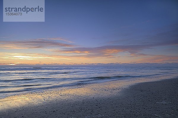 Sonnenuntergang am Strand der Nordsee  Texel  Nordholland  Niederlande