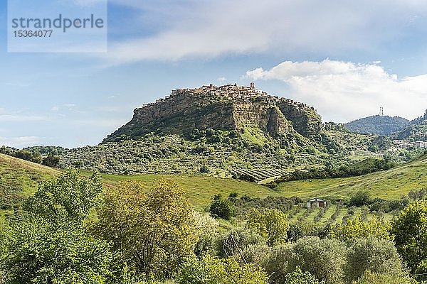 Blick auf das historische Dorf Santa Severina in der hügeligen Region  Kalabrien  Italien  Europa