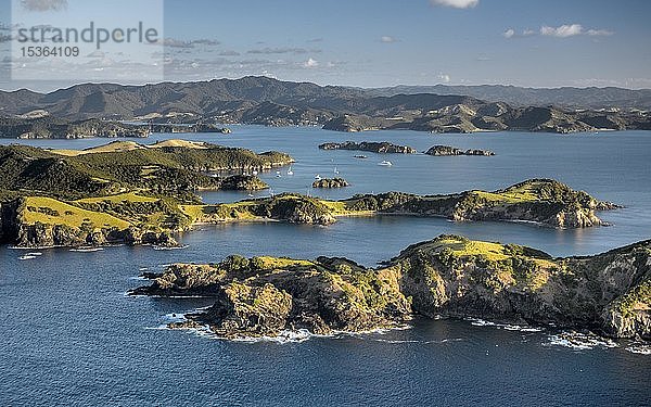 Luftaufnahme der Bay of Islands mit Inseln  Far North District  Nordinsel  Neuseeland  Ozeanien