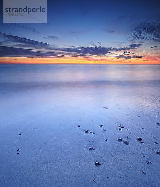 Sonnenuntergang am Sandstrand mit Kieselsteinen  Langzeitbelichtung  Weststrand  Darß  Halbinsel Fischland-Darß-Zingst  Ostsee  Mecklenburg-Vorpommern  Deutschland  Europa