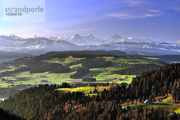 Blick von der Moosegg über das Emmental  hügelige Landschaft der Alpenkette  Berner Alpen  Kanton Bern  Schweiz  Europa