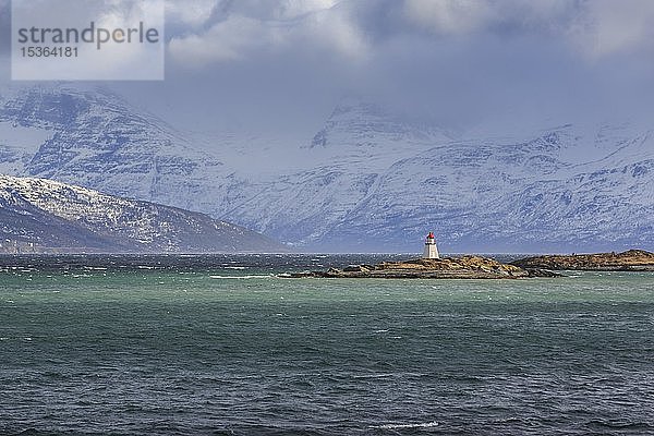 Leuchtturm auf der Insel Ytre Nortasholmen vor schneebedeckten Bergen  Lyngenfjord  Troms  Norwegen  Europa