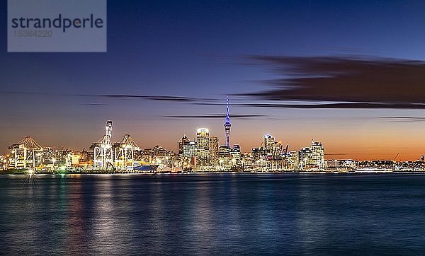 Beleuchtete Skyline von Auckland bei Sonnenuntergang  Waitemata Harbour  Sky Tower  Central Business District  Auckland  Nordinsel  Neuseeland  Ozeanien
