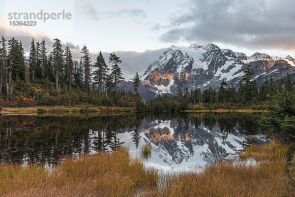 Sonnenuntergang  Mt. Shuksan Gletscher mit Schnee  der sich im Picture Lake spiegelt  bewaldete Berglandschaft  Mt. Baker-Snoqualmie National Forest  Washington  USA  Nordamerika