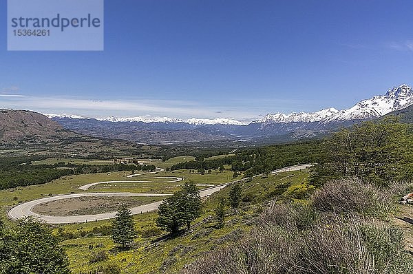 Blick auf die Carretera Austral mit schneebedeckter Bergkette  vom Mirador Cerro Castillo  Región de Aysén  Patagonien  Chile  Südamerika