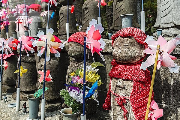 Jizo-Statuen mit roten Mützen  Schutzgottheiten für verstorbene Kinder  Z?j?ji-Tempel  buddhistische Tempelanlage  Tokio  Japan  Asien