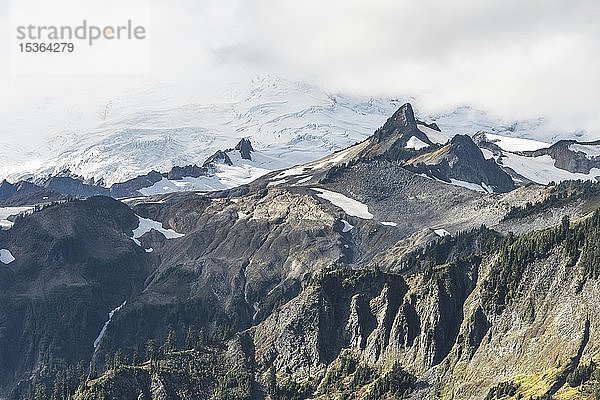 Berglandschaft  Mount Baker mit Gletscher in Wolken  Mount Baker-Snoqualmie National Forest  Washington  USA  Nordamerika