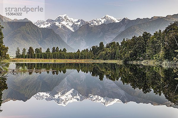 Blick auf den schneebedeckten Mount Cook und Mount Tasman  Spiegelung im Lake Matheson  Westland National Park  Neuseeländische Alpen  Region Westküste  Südinsel  Neuseeland  Ozeanien