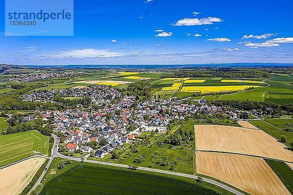 Drohnenaufnahme  Landwirtschaft mit Getreidefeldern und blühenden Rapsfeldern  Usingen  Schwalbach  Hochtaunuskreis  Hessen  Deutschland  Europa