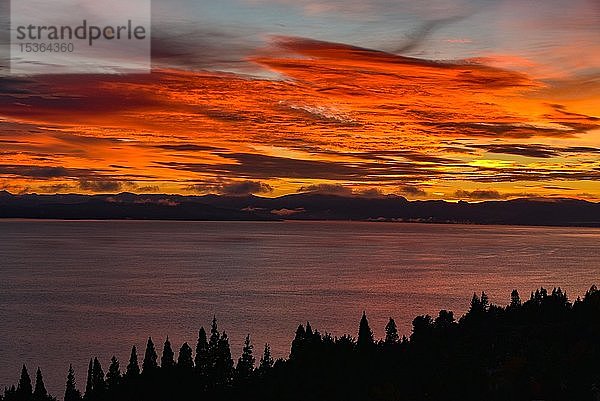 Nahuel Huapi-See bei Sonnenuntergang  San Carlos de Bariloche  Nahuel Huapi-Nationalpark  Provinz Rio Negro  Argentinien  Südamerika