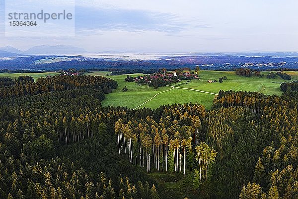 Wald mit Dorf Peretshofen bei Dietramszell  Tölzer Land  Luftbild  Oberbayern  Bayern  Deutschland  Europa