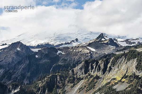 Berglandschaft  Mount Baker mit Gletscher in Wolken  Mount Baker-Snoqualmie National Forest  Washington  USA  Nordamerika