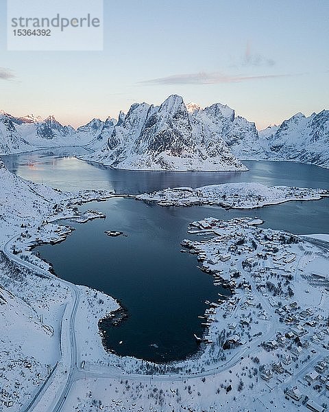 Verschneite Berge am Fjord mit Ort Reine  Drohnenaufnahme  Lofoten  Norwegen  Europa