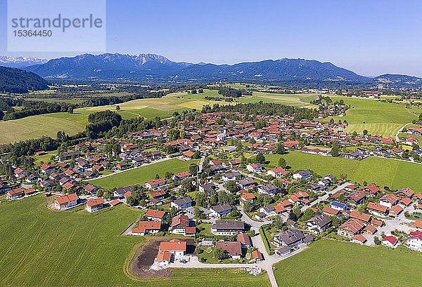 Greiling  Benediktenwand und Blomberg im Hintergrund  Tölzer Land  Luftbild  Oberbayern  Bayern  Deutschland  Europa