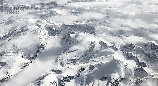 Blick aus dem Flugzeug auf schneebedeckte Berglandschaft  Vogelperspektive  Grönland  Nordamerika