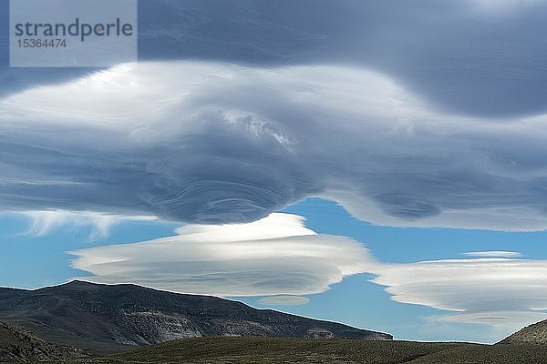 Lenticularis-Wolken über den Bergen am Lago Viedma  Nationalpark Los Glaciares  Provinz Santa Cruz  Patagonien  Argentinien  Südamerika