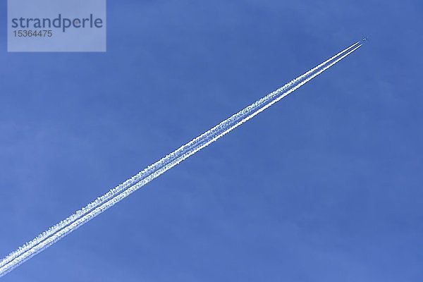 Flugzeug mit Kondensstreifen am blauen Himmel  Bayern  Deutschland  Europa