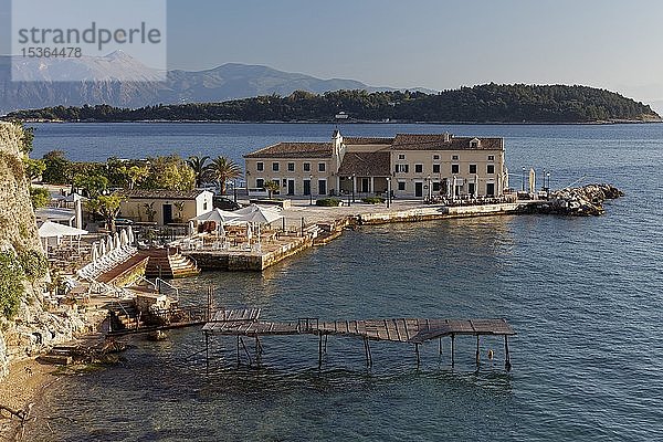 Strand Faliraki und Insel Vido im Morgenlicht  Korfu-Stadt  Insel Korfu  Ionische Inseln  Griechenland  Europa