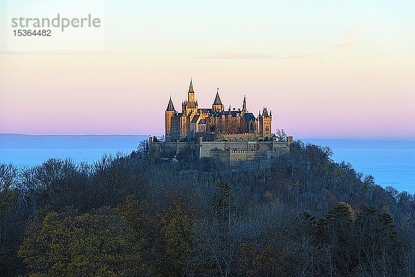Burg Hohenzollern im Spätherbst  Schwäbische Alb  Baden-Württemberg  Deutschland  Europa