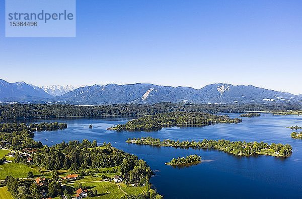 Blick auf den Staffelsee mit Gradeninsel  Buchauinsel und Wörthinsel  Alpenvorland  Oberbayern  Bayern  Deutschland  Europa