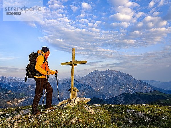 Bergsteiger am Gipfelkreuz des Hochsäul  hinter dem Watzmann  Berchtesgadener Alpen  Nationalpark Berchtesgaden  Oberbayern  Bayern  Deutschland  Europa