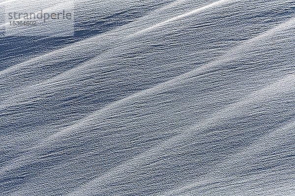 Gewellte Schneeoberfläche mit Strukturen  Kleinwalsertal  Vorarlberg  Österreich  Europa