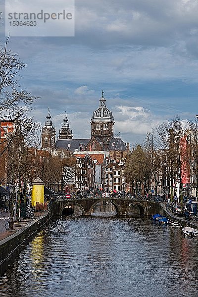 Blick von einer Brücke am Oudezijds Voorburgwal auf die Gracht und die Sint Nicolaaskerk  Sankt Nikolas-Kirche  Amsterdam  Nordholland  Niederlande