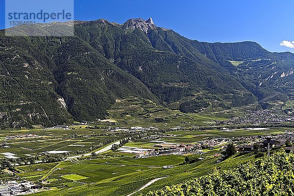 Der Gipfel des Pierre Avoi erhebt sich über dem Rhonetal bei Saxon  Wallis  Schweiz  Europa