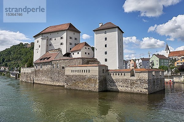 Blick über die Donau zur Veste Niederhaus  Passau  Niederbayern  Bayern  Deutschland  Europa