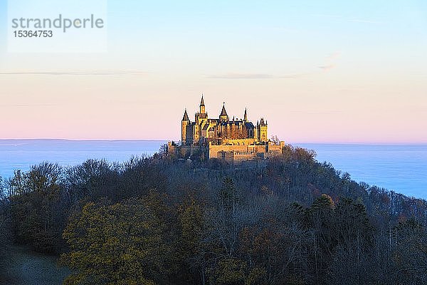 Burg Hohenzollern im Spätherbst  Schwäbische Alb  Baden-Württemberg  Deutschland  Europa