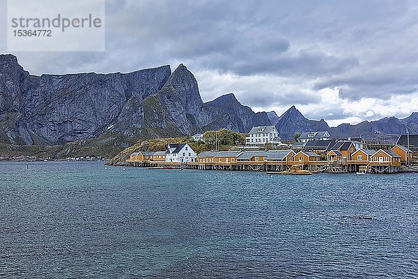 Stelzenhäuser  vorgelagerte Insel Sakrisoya  Reine  Lofoten  Norwegen  Europa