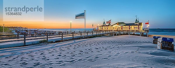 Abendstimmung  beleuchtete Seebrücke Ahlbeck  Usedom  Ostsee  Deutschland  Europa