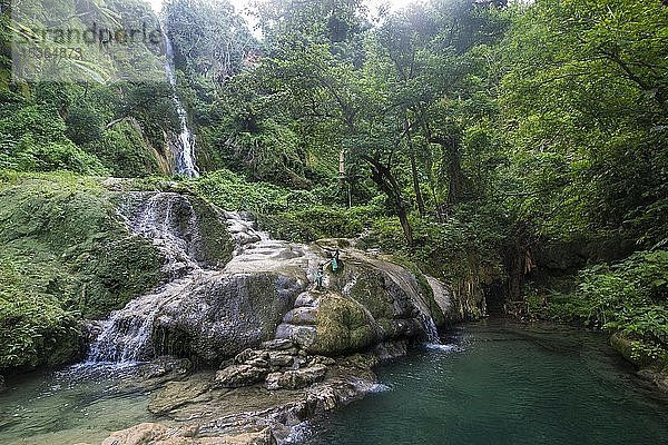 Wasserfall und Becken unterhalb der Mele Cascades  Efate  Vanuatu  Ozeanien