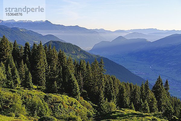 Zillertal mit Inntal  Blick von der Zillertaler Höhenstraße bei Kaltenbach  linkes Rofangebirge  Tirol  Österreich  Europa