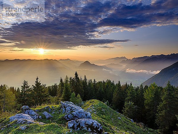Blick bei Sonnenaufgang auf Alpenpanorama  Osterhorngruppe  Dachstein und Tennengebirge  Golling  Salzburger Land  Österreich  Europa