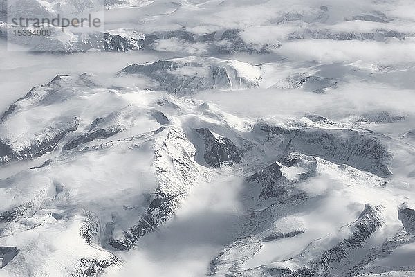 Blick aus dem Flugzeug auf schneebedeckte Berglandschaft  Vogelperspektive  Grönland  Nordamerika