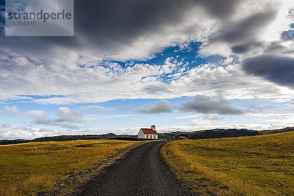 Kleine Kirche mit rotem Dach in Südisland  Island  Europa