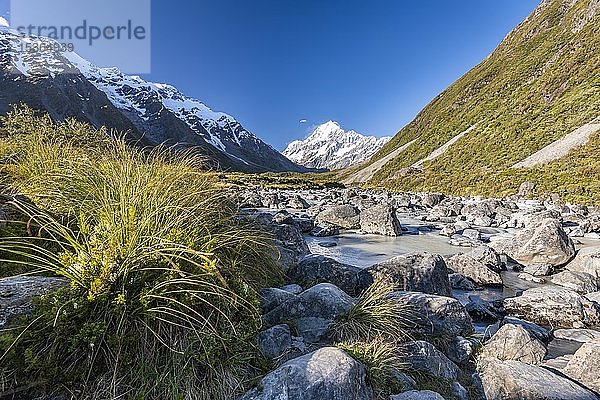 Hooker Valley mit Blick auf den Mount Cook  Hooker River  Mount Cook National Park  Südliche Alpen  Canterbury  Südinsel  Neuseeland  Ozeanien