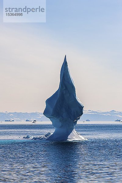 Streikender Eisberg  Scoresbysund  Ostgrönland  Grönland  Nordamerika