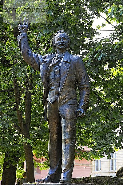 Statue von Vyacheslav Chornovil  Symbol der Freiheit der Ukraine  Lviv  Westukraine  Ukraine  Europa