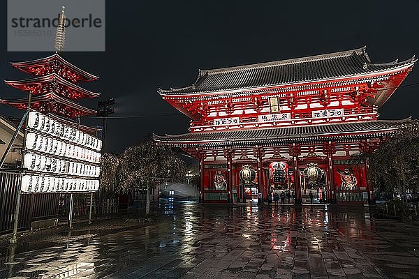 Nachtfoto  H?z?mon-Tor und fünfstöckige Pagode des Sensoji  buddhistische Tempelanlage  Sens?-ji-Tempel oder Asakusa-Schrein  Asakusa  Tokio  Japan  Asien