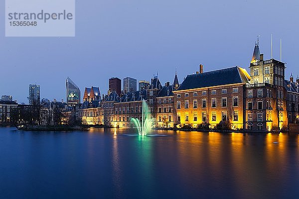 Binnenhof in der Abenddämmerung  Sitz des niederländischen Parlaments  Den Haag  Holland  Niederlande