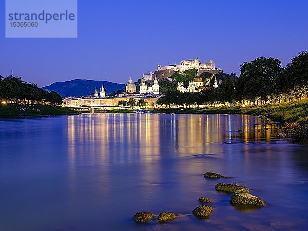 Stadtansicht  Altstadt und Festung Hohensalzburg über dem Fluss Salzach in der Abenddämmerung  Salzburg  Land Salzburg  Österreich  Europa