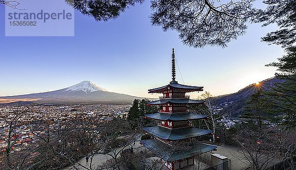 Fünfstöckige Pagode  Chureito-Pagode  mit Blick auf die Stadt Fujiyoshida und den Vulkan Mount Fuji bei Sonnenuntergang  Präfektur Yamanashi  Japan  Asien