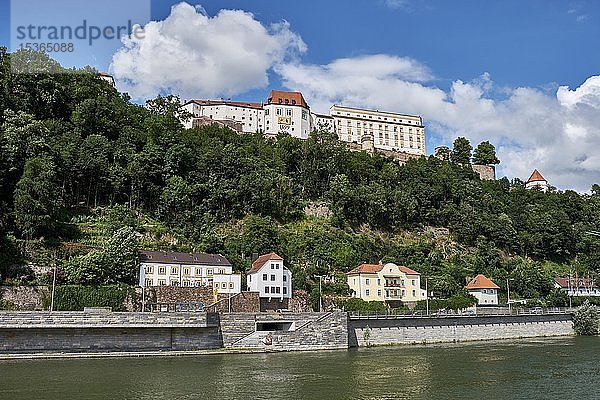 Blick über die Donau zum Schloss Veste Oberhaus  Passau  Niederbayern  Bayern  Deutschland  Europa