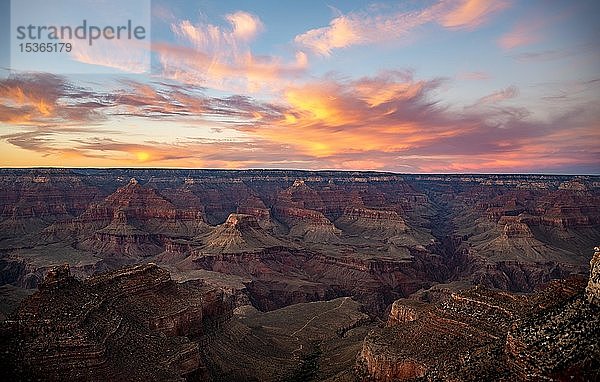 Sonnenuntergang über dem Grand Canyon  Bright Angel Trailhead  South Rim  Grand Canyon National Park  Arizona  USA  Nordamerika