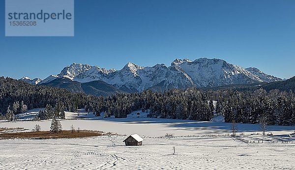 Gefrorener Geroldsee im Winter vor dem Karwendelgebirge  Mittenwald  Oberbayern  Bayern  Deutschland  Europa